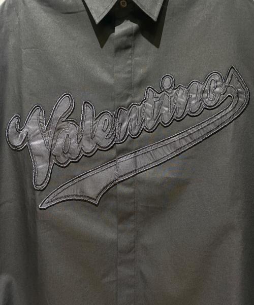 VALENTINO（ヴァレンティノ）VALENTINO (ヴァレンティノ) hort-sleeved shirt with maxi logo pat ブラック サイズ:39の古着・服飾アイテム