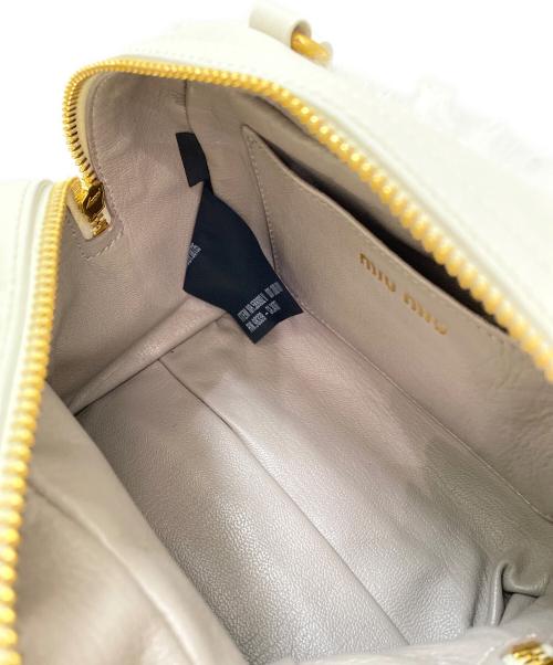 MIU MIU（ミュウミュウ）MIU MIU (ミュウミュウ) ハンドバッグ アイボリーの古着・服飾アイテム
