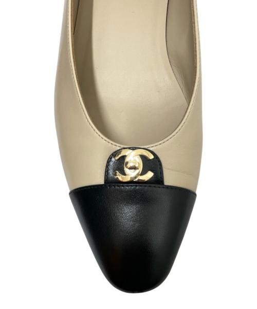 CHANEL（シャネル）CHANEL (シャネル) バレリーナココマークロゴパンプス ベージュ×ブラック サイズ:38の古着・服飾アイテム