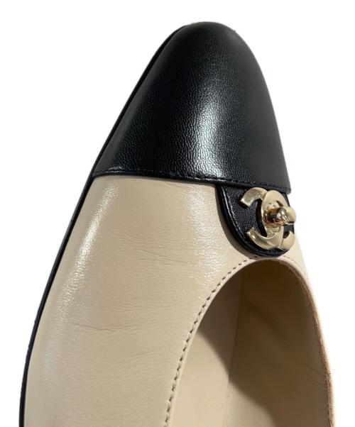 CHANEL（シャネル）CHANEL (シャネル) バレリーナココマークロゴパンプス ベージュ×ブラック サイズ:38の古着・服飾アイテム