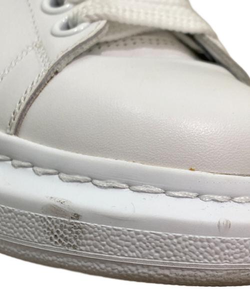 ALEXANDER McQUEEN（アレキサンダーマックイーン）ALEXANDER McQUEEN (アレキサンダーマックイーン) スタッズ付きスニーカー ホワイト サイズ:36　1/2の古着・服飾アイテム