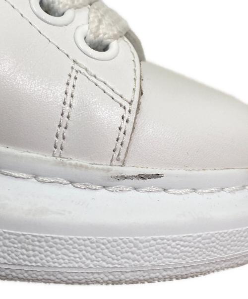 ALEXANDER McQUEEN（アレキサンダーマックイーン）ALEXANDER McQUEEN (アレキサンダーマックイーン) スタッズ付きスニーカー ホワイト サイズ:36　1/2の古着・服飾アイテム