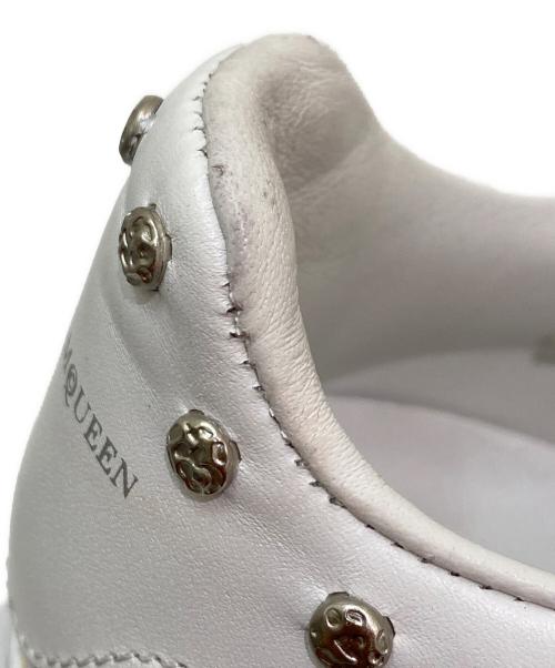 ALEXANDER McQUEEN（アレキサンダーマックイーン）ALEXANDER McQUEEN (アレキサンダーマックイーン) スタッズ付きスニーカー ホワイト サイズ:36　1/2の古着・服飾アイテム