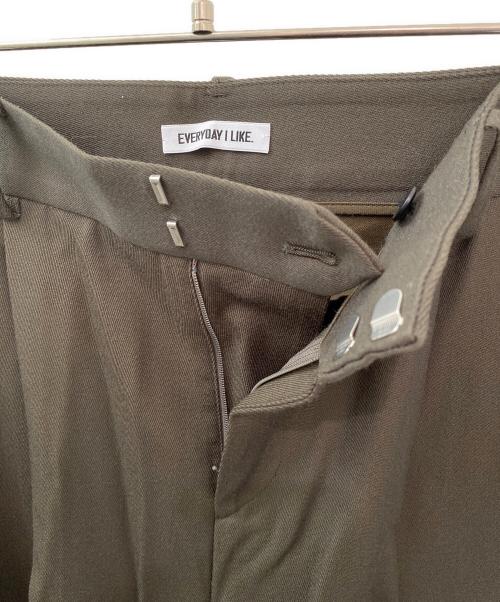 EVERYDAY I LIKE.（エヴリデイ アイ ライク）EVERYDAY I LIKE. (エヴリデイ アイ ライク) Clean Tuck パンツ 1 カーキ サイズ:34の古着・服飾アイテム
