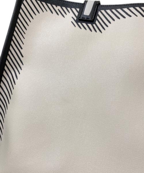 FENDI（フェンディ）FENDI (フェンディ) カルフォルニアスカイトートバッグ ホワイトの古着・服飾アイテム