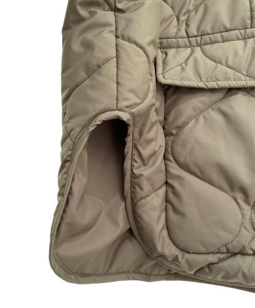 CALUX（キャラクス）CALUX (キャラクス) WLTAS QUILTED HOODY ジャケット カーキ サイズ:Fの古着・服飾アイテム
