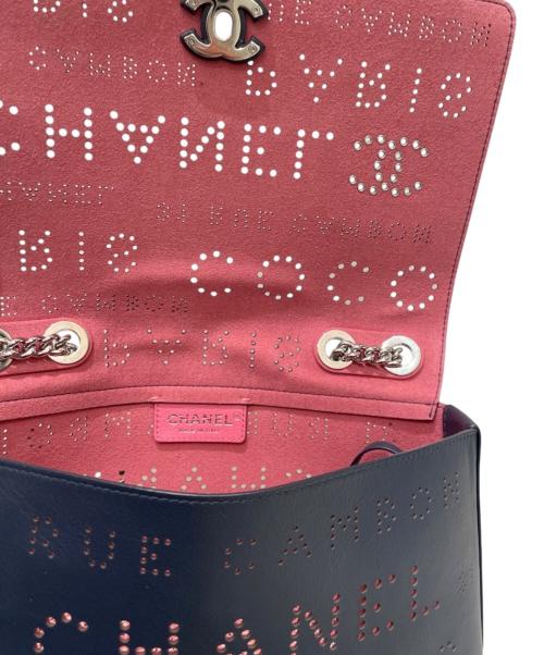 CHANEL（シャネル）CHANEL (シャネル) パンチング ココマークチェーンショルダーバッグ ネイビー×ピンクの古着・服飾アイテム