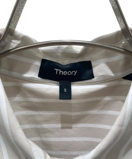 theory（セオリー）theory (セオリー) コットンデザインスリーブストライプクロップドシャツ（(サンドマルチ） ベージュ サイズ:Ｓ 未使用品の古着・服飾アイテム