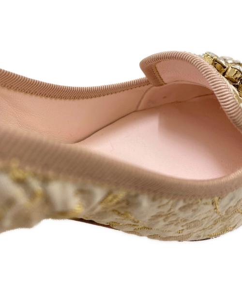 Roger Vivier（ロジェ ヴィヴィエ）Roger Vivier (ロジェ ヴィヴィエ) 花柄ビジューパンプス アイボリー サイズ:38の古着・服飾アイテム
