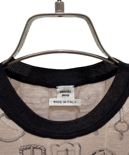 HERMES（エルメス）HERMES (エルメス) ショートスリーブニット 《カイエ・デュ・コルポルトゥール》プリント ベージュ・ピエール・イストリー サイズ:36の古着・服飾アイテム