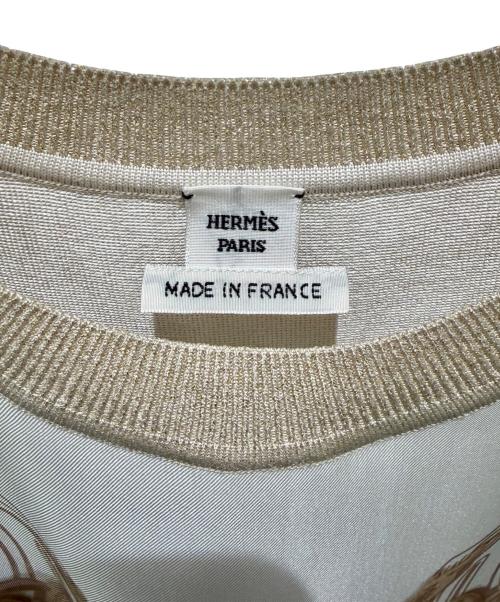HERMES（エルメス）HERMES (エルメス) ショートスリーブニット ツイル 《ブリッド・ドゥ・ガラ・ゴールド》プリント ブラン・ナークル サイズ:36の古着・服飾アイテム