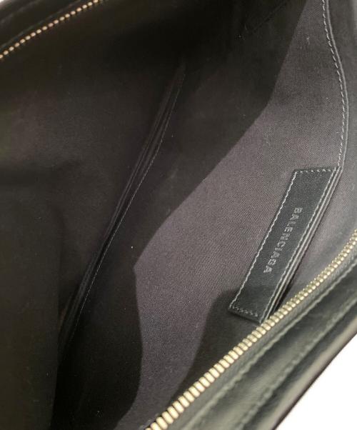BALENCIAGA（バレンシアガ）BALENCIAGA (バレンシアガ) Logo Shearing Clutch Bag ホワイトの古着・服飾アイテム