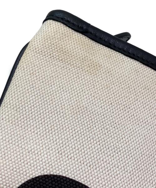 BALENCIAGA（バレンシアガ）BALENCIAGA (バレンシアガ) Logo Shearing Clutch Bag ホワイトの古着・服飾アイテム