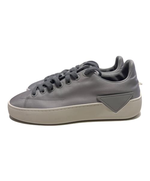 PRADA（プラダ）PRADA (プラダ) コートRe-Nylon スニーカー パールグレー サイズ:7.5の古着・服飾アイテム