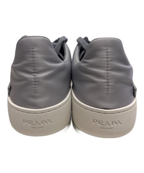 PRADA（プラダ）PRADA (プラダ) コートRe-Nylon スニーカー パールグレー サイズ:7.5の古着・服飾アイテム
