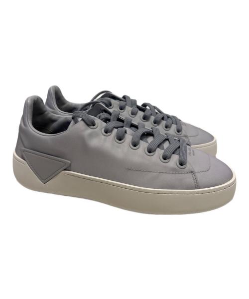 PRADA（プラダ）PRADA (プラダ) コートRe-Nylon スニーカー パールグレー サイズ:7.5の古着・服飾アイテム