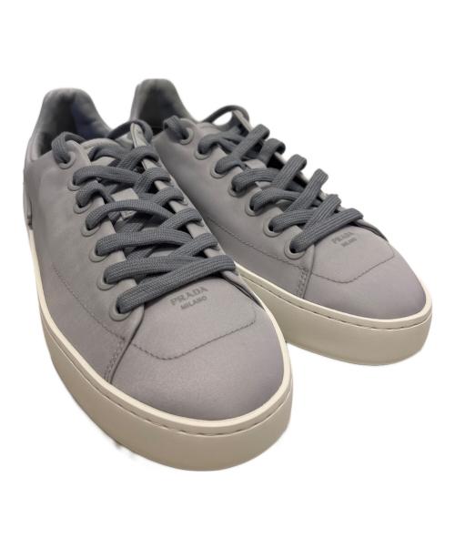 PRADA（プラダ）PRADA (プラダ) コートRe-Nylon スニーカー パールグレー サイズ:7.5の古着・服飾アイテム
