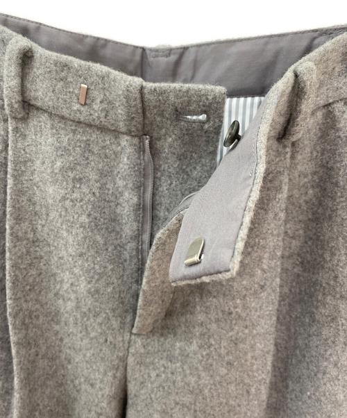 Spick and Span（スピック＆スパン）Spick and Span (スピック＆スパン) Higuchi*Sビーバーストレートタックパンツ ライトグレー サイズ:36の古着・服飾アイテム