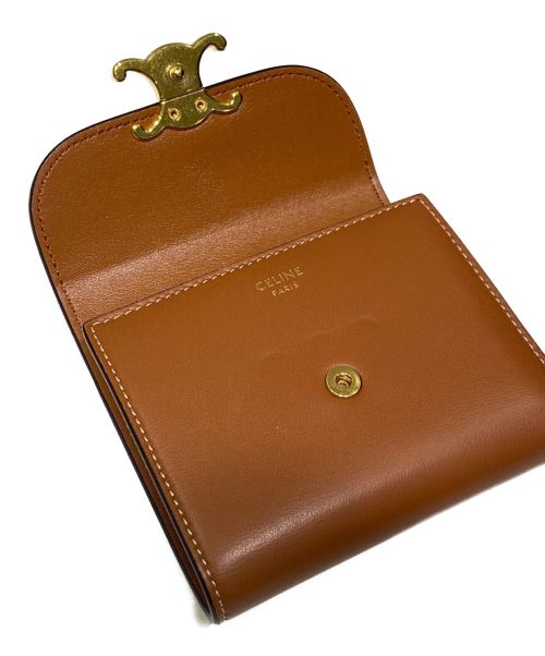 CELINE（セリーヌ）CELINE (セリーヌ) トリオンフスモールフラップウォレット タン(ブラウン)の古着・服飾アイテム