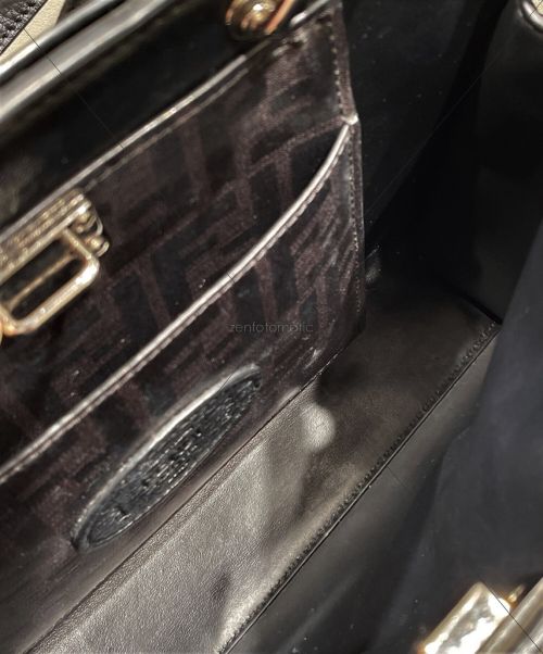 FENDI（フェンディ）FENDI (フェンディ) ピーカブーアイコニックエッセンシャル2WAYショルダーバッグ ブラック サイズ:-の古着・服飾アイテム