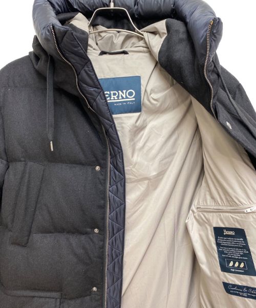 HERNO（ヘルノ）HERNO (ヘルノ) ウォーターレペレントシルクカシミアサキソニーダウンフーディーコート チャコールグレー サイズ:56の古着・服飾アイテム