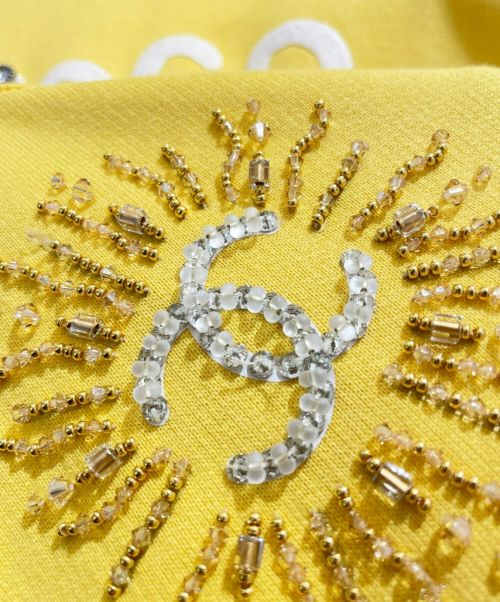 CHANEL（シャネル）CHANEL (シャネル) Pharrell Williams (ファレルウィリアムス) ビジュー プルオーバーフーディ イエロー サイズ:Lの古着・服飾アイテム