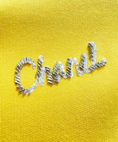 CHANEL（シャネル）CHANEL (シャネル) Pharrell Williams (ファレルウィリアムス) ビジュー プルオーバーフーディ イエロー サイズ:Lの古着・服飾アイテム