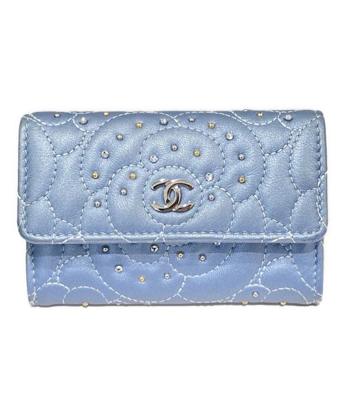 CHANEL（シャネル）CHANEL (シャネル) ライトストーンカメリアカードケース メタリックブルーの古着・服飾アイテム