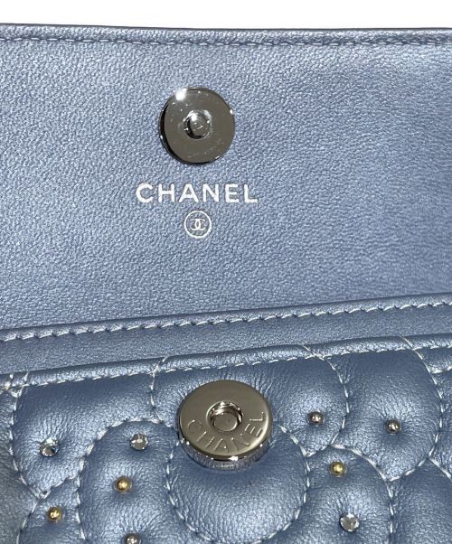 CHANEL（シャネル）CHANEL (シャネル) ライトストーンカメリアカードケース メタリックブルーの古着・服飾アイテム