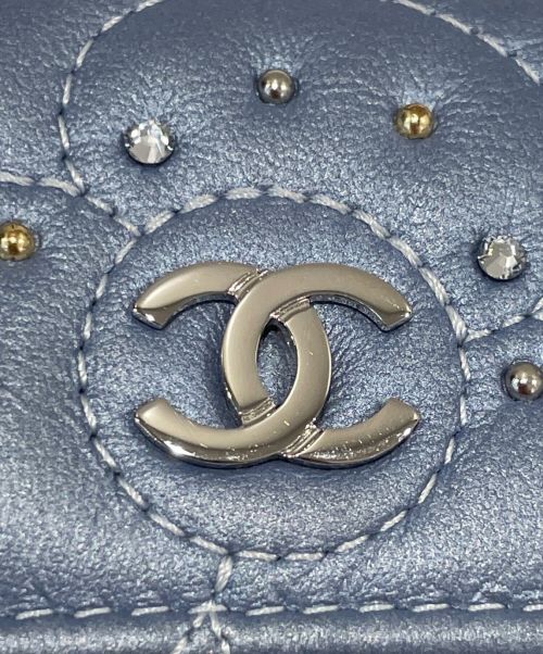 CHANEL（シャネル）CHANEL (シャネル) ライトストーンカメリアカードケース メタリックブルーの古着・服飾アイテム