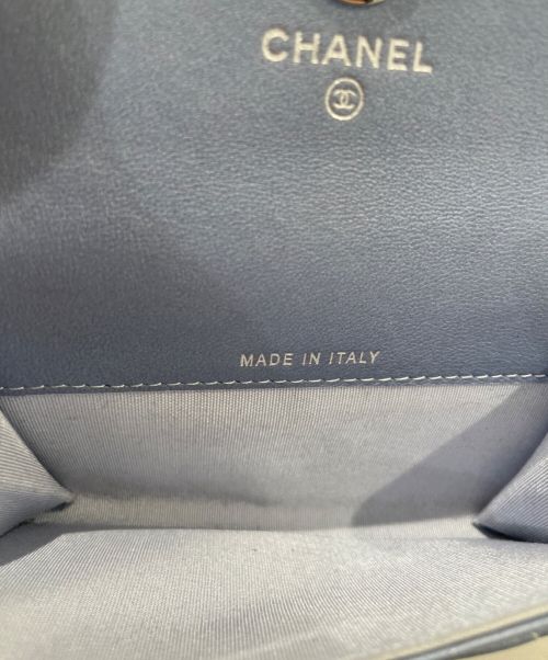 CHANEL（シャネル）CHANEL (シャネル) ライトストーンカメリアカードケース メタリックブルーの古着・服飾アイテム