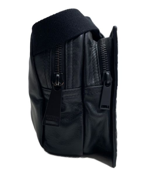 BOTTEGA VENETA（ボッテガベネタ）BOTTEGA VENETA (ボッテガベネタ) イントレチャートボディバッグ ブラックの古着・服飾アイテム