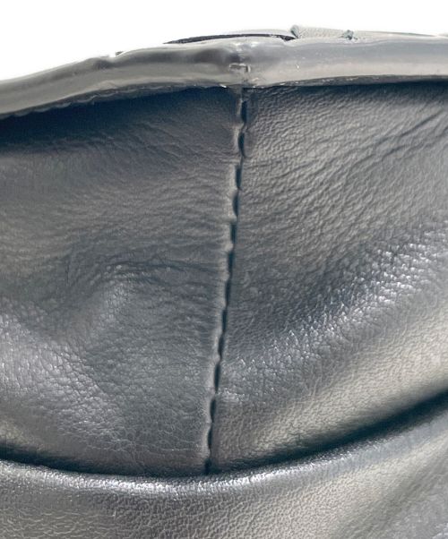 BOTTEGA VENETA（ボッテガベネタ）BOTTEGA VENETA (ボッテガベネタ) イントレチャートボディバッグ ブラックの古着・服飾アイテム