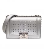 CHANELシャネル）の古着「ボーイシャネル ライトニングショルダーバッグ」｜シルバー