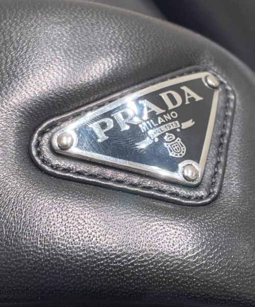 PRADA（プラダ）PRADA (プラダ) パデッドナッパレザー クリスクロスサンダル ブラック サイズ:8の古着・服飾アイテム