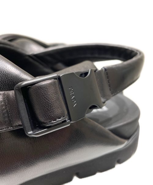 PRADA（プラダ）PRADA (プラダ) パデッドナッパレザー クリスクロスサンダル ブラック サイズ:8の古着・服飾アイテム
