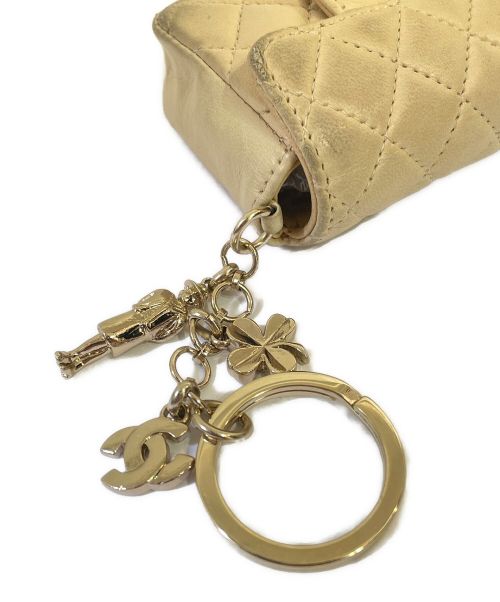 CHANEL（シャネル）CHANEL (シャネル) ミニマトラッセキーホルダー ココクローバーモチーフ ベージュ サイズ:-の古着・服飾アイテム