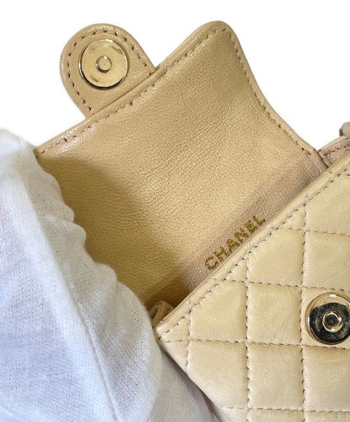 CHANEL（シャネル）CHANEL (シャネル) ミニマトラッセキーホルダー ココクローバーモチーフ ベージュ サイズ:-の古着・服飾アイテム