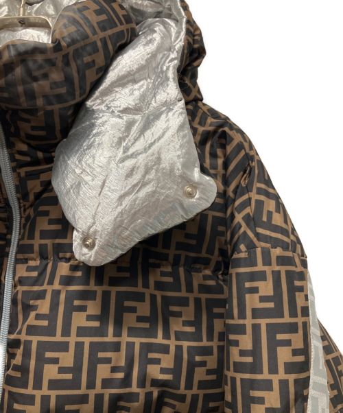 FENDI（フェンディ）FENDI (フェンディ) ズッカリバーシブルダウンジャケット ブラウン×シルバー サイズ:Sの古着・服飾アイテム