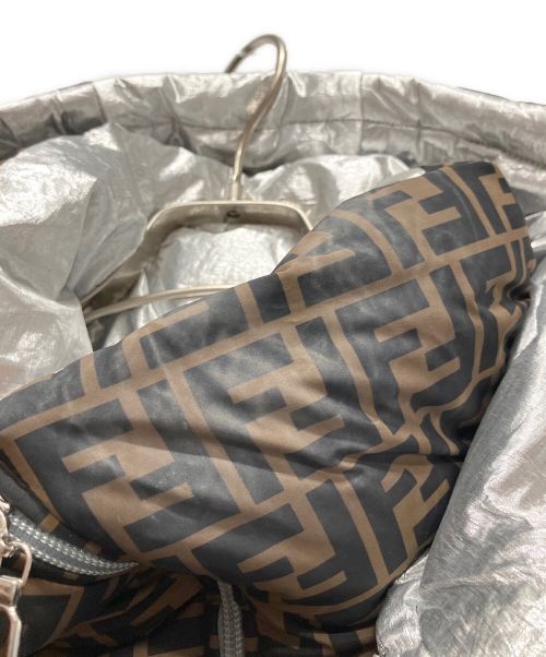 FENDI（フェンディ）FENDI (フェンディ) ズッカリバーシブルダウンジャケット ブラウン×シルバー サイズ:Sの古着・服飾アイテム