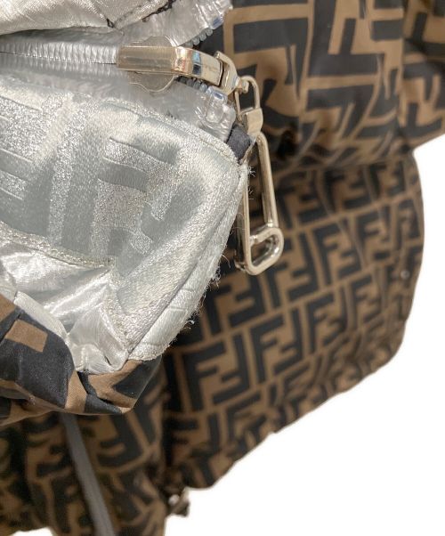 FENDI（フェンディ）FENDI (フェンディ) ズッカリバーシブルダウンジャケット ブラウン×シルバー サイズ:Sの古着・服飾アイテム