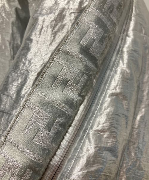 FENDI（フェンディ）FENDI (フェンディ) ズッカリバーシブルダウンジャケット ブラウン×シルバー サイズ:Sの古着・服飾アイテム