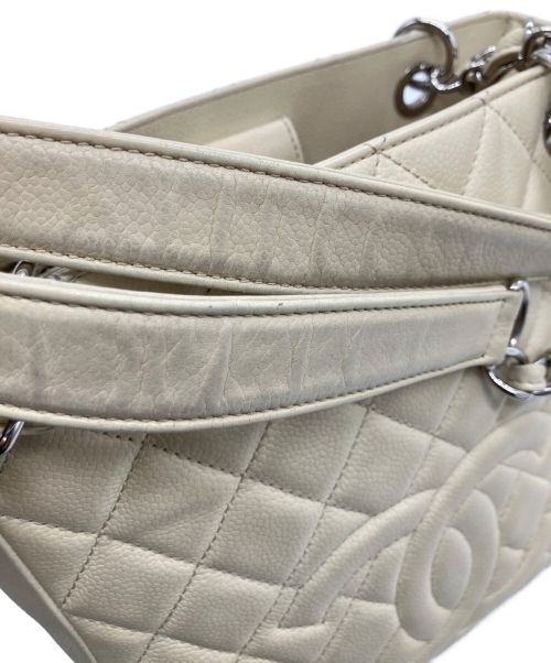 CHANEL（シャネル）CHANEL (シャネル) マトラッセチェーントートバッグ アイボリーの古着・服飾アイテム