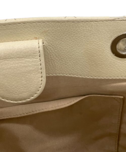 CHANEL（シャネル）CHANEL (シャネル) マトラッセチェーントートバッグ アイボリーの古着・服飾アイテム