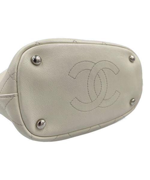CHANEL（シャネル）CHANEL (シャネル) ショルダーバッグ ホワイトの古着・服飾アイテム