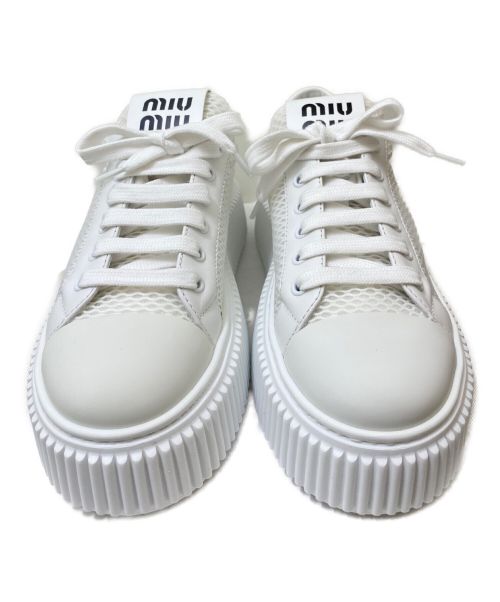 MIU MIU（ミュウミュウ）MIU MIU (ミュウミュウ) フラットフォームローカットスニーカー ホワイト サイズ:37の古着・服飾アイテム