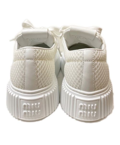 MIU MIU（ミュウミュウ）MIU MIU (ミュウミュウ) フラットフォームローカットスニーカー ホワイト サイズ:37の古着・服飾アイテム