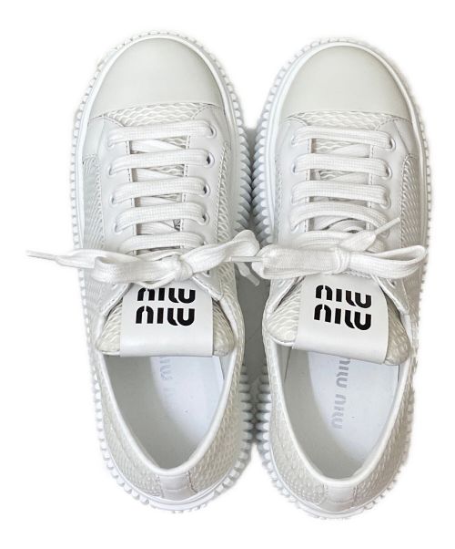 MIU MIU（ミュウミュウ）MIU MIU (ミュウミュウ) フラットフォームローカットスニーカー ホワイト サイズ:37の古着・服飾アイテム
