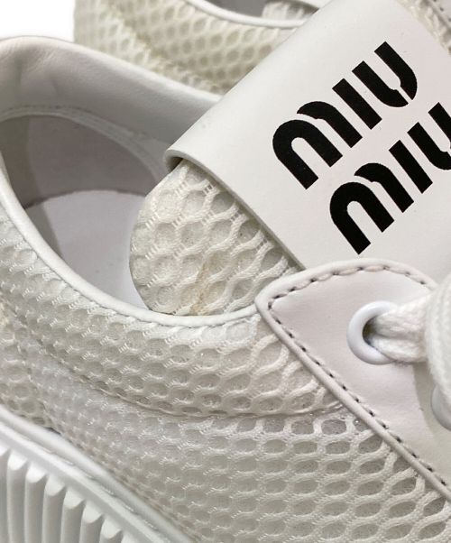 MIU MIU（ミュウミュウ）MIU MIU (ミュウミュウ) フラットフォームローカットスニーカー ホワイト サイズ:37の古着・服飾アイテム