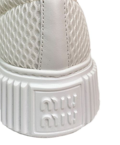 MIU MIU（ミュウミュウ）MIU MIU (ミュウミュウ) フラットフォームローカットスニーカー ホワイト サイズ:37の古着・服飾アイテム